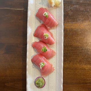 Maguro Nigiri (4 pcs)