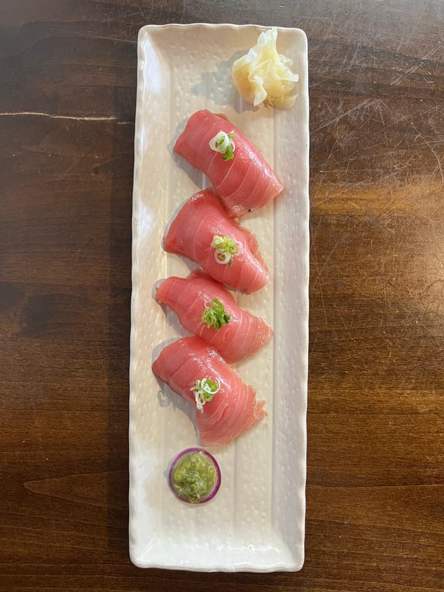 Maguro Nigiri (4 pcs).