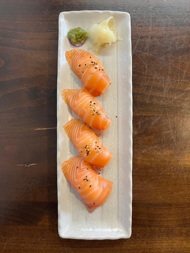 Salmon Nigiri (4 pcs).